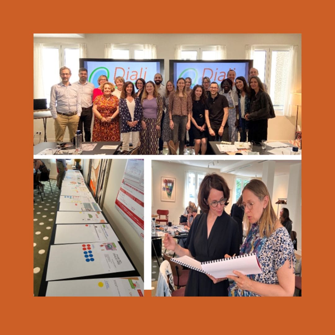 dialcare photo de groupe de femmes et d'hommes posant devant un ecran puis regardant des documents